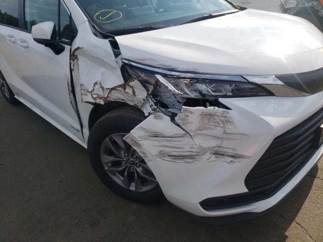 5TDKRKEC6MS065872 - 2021 TOYOTA SIENNA LE WHITE photo 9