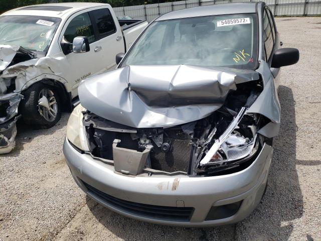 3N1BC13E39L469339 - 2009 NISSAN VERSA S GRAY photo 9