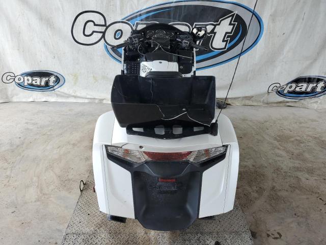 JH2SC6841GK300498 - 2016 HONDA GL1800 B WHITE photo 3