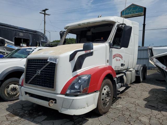 4V4NC9EH0FN190303 - 2015 VOLVO VN VNL WHITE photo 2