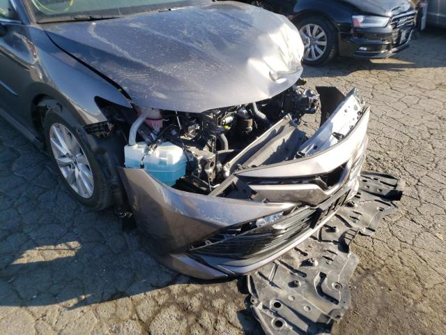 4T1L11AK9LU882441 - 2020 TOYOTA CAMRY LE GRAY photo 9