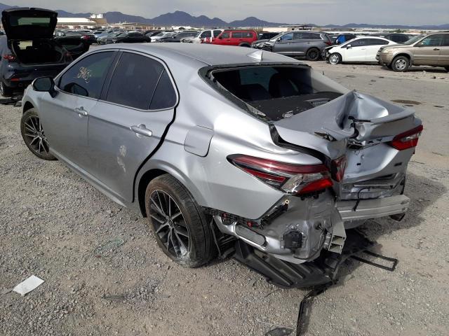 4T1S11AK3MU561329 - 2021 TOYOTA CAMRY NIGH SILVER photo 3