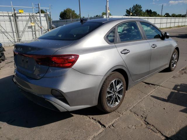 3KPF24AD8NE463046 - 2022 KIA FORTE FE GRAY photo 4