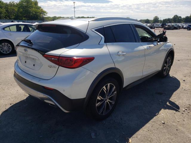 SJKCH5CR2JA047150 - 2018 INFINITI QX30 BASE WHITE photo 4