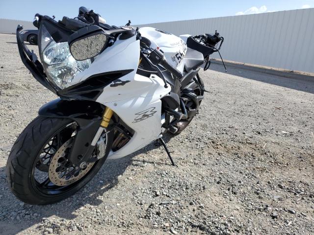 JS1GR7MA3M7100018 - 2021 SUZUKI GSX-R750 WHITE photo 2