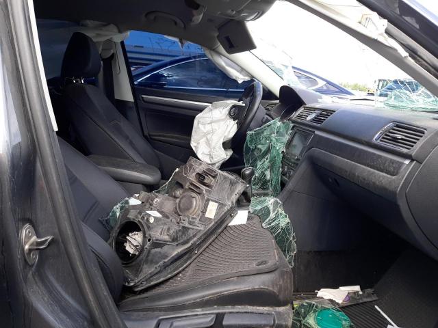 1VWDT7A34HC073616 - 2017 VOLKSWAGEN PASSAT R-L GRAY photo 5