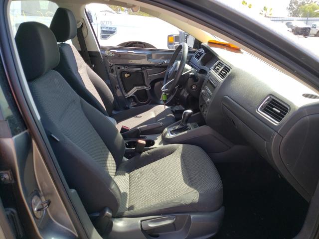 3VW2K7AJ1EM238119 - 2014 VOLKSWAGEN JETTA BASE رمادي صورة 5