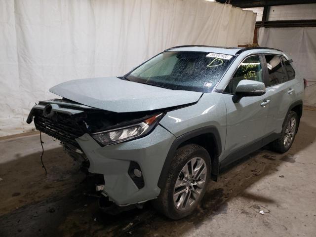 2T3A1RFV4LW092626 - 2020 TOYOTA RAV4 XLE P GRAY photo 2