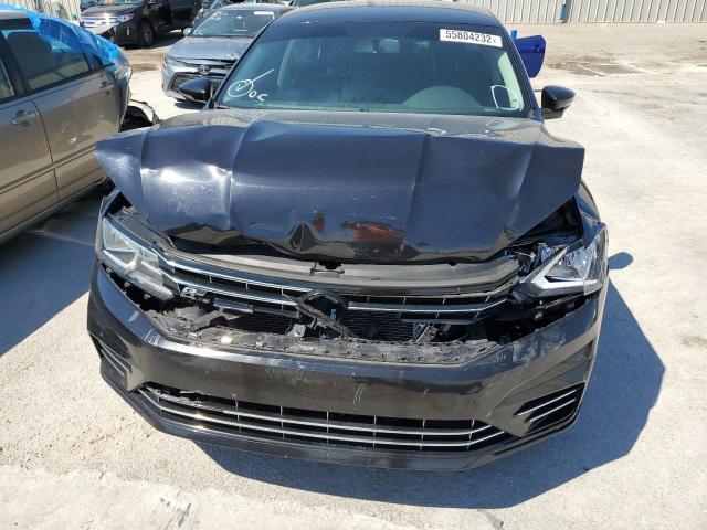 1VWDT7A33HC048125 - 2017 VOLKSWAGEN PASSAT R-L BLACK photo 9