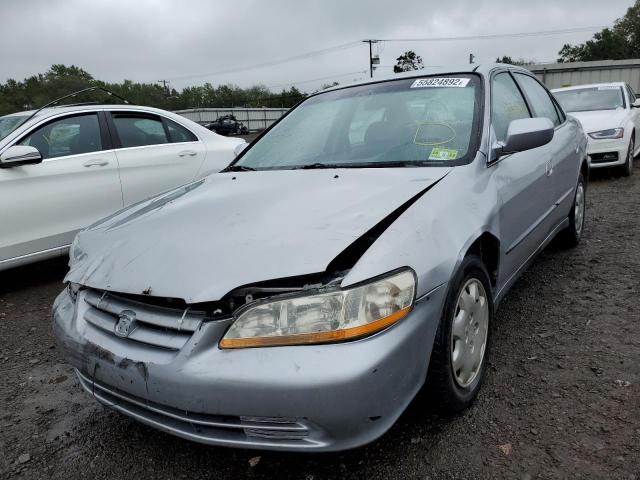 1HGCG6658YA099091 - 2000 HONDA ACCORD LX SILVER photo 2