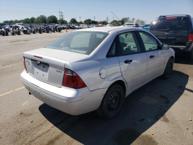 1FAFP34N95W165651 - 2005 FORD FOCUS ZX4 SILVER photo 4