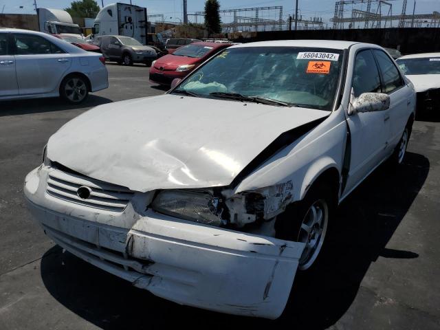 JT2BF22K7W0132403 - 1998 TOYOTA CAMRY CE WHITE photo 2