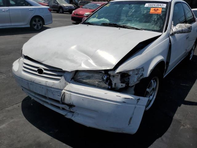 JT2BF22K7W0132403 - 1998 TOYOTA CAMRY CE WHITE photo 9