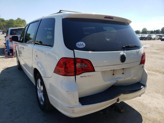 2V4RW3DG0BR668295 - 2011 VOLKSWAGEN ROUTAN SE WHITE photo 3