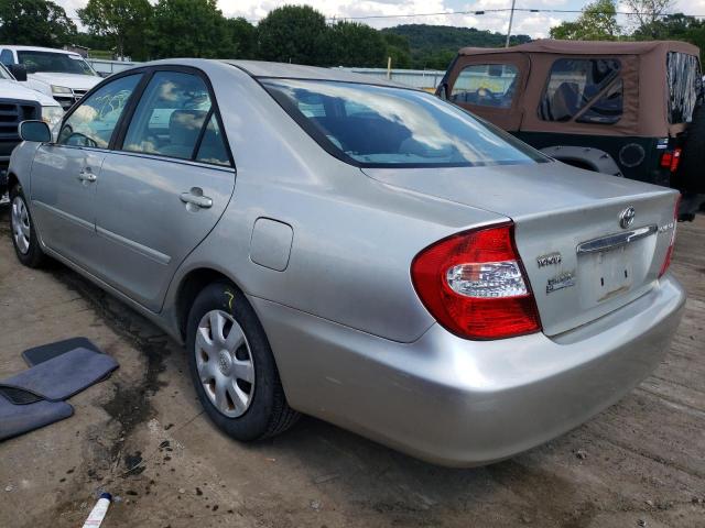 4T1BE32K52U092272 - 2002 TOYOTA CAMRY LE SILVER photo 3