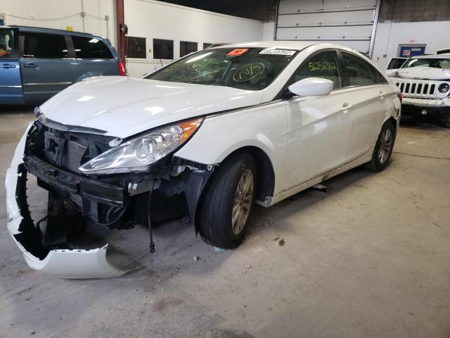 5NPEB4AC4DH769030 - 2013 HYUNDAI SONATA GLS WHITE photo 2