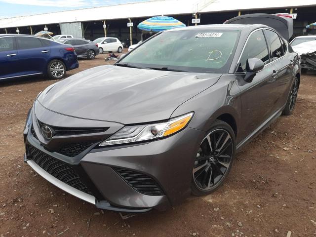 4T1K61AKXLU323574 - 2020 TOYOTA CAMRY XSE GRAY photo 2