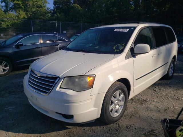 2A4RR8DX7AR330285 - 2010 CHRYSLER TOWN & COU WHITE photo 2