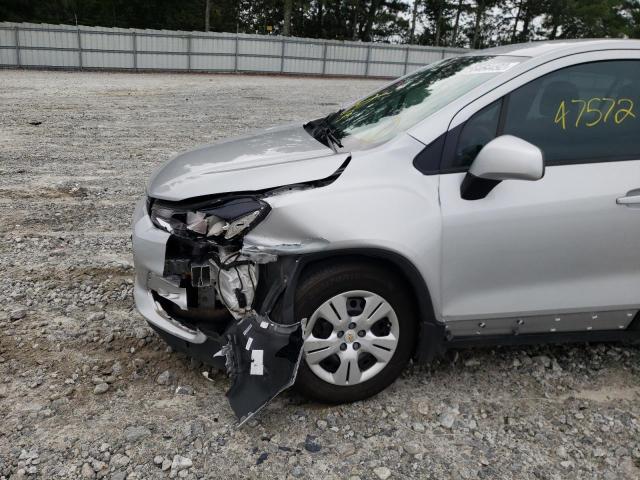 3GNCJKSB5JL197067 - 2018 CHEVROLET TRAX LS SILVER photo 9