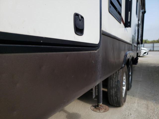 4YDF33023F2500636 - 2015 KEYSTONE 5TH WHEEL WHITE photo 9