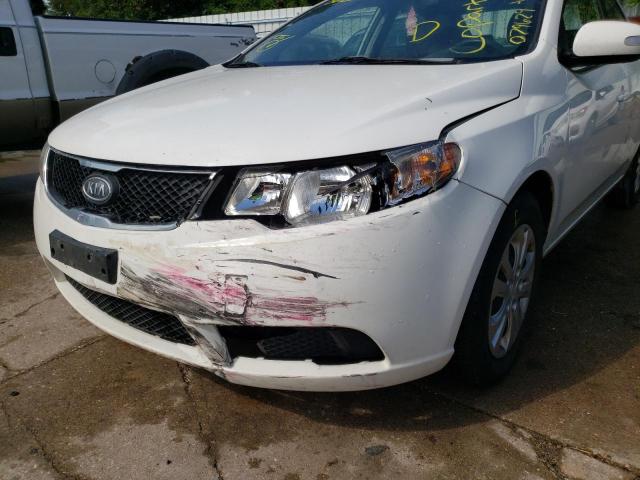 KNAFU4A22A5079629 - 2010 KIA FORTE EX WHITE photo 9