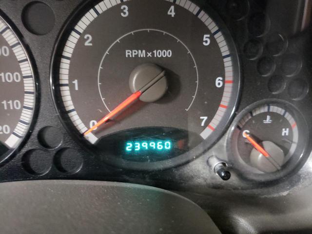 1J4GL38K85W607064 - 2005 JEEP LIBERTY RE GREEN photo 8