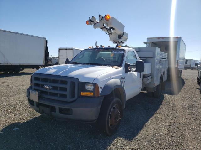 1FDXF46Y57EA42576 - 2007 FORD F450 SUPER WHITE photo 2