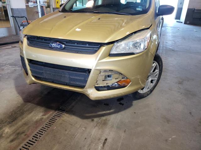 1FMCU0F78EUC17202 - 2014 FORD ESCAPE S GOLD photo 9