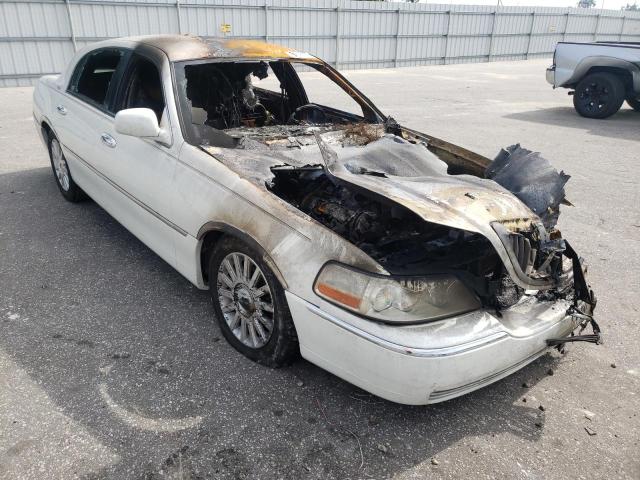 1LNHM83W84Y614383 - 2004 LINCOLN TOWN CAR U WHITE photo 1