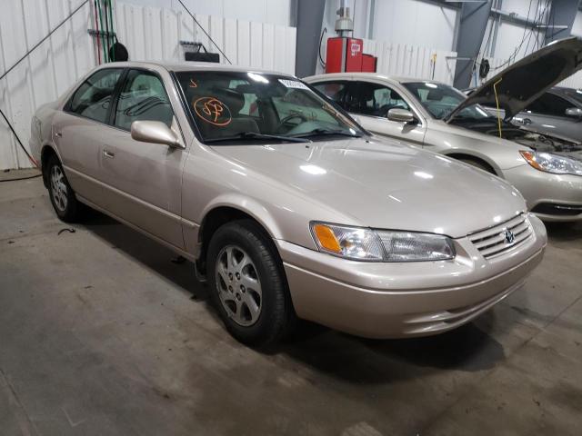 4T1BF28K3WU058447 - 1998 TOYOTA CAMRY CE TAN photo 1