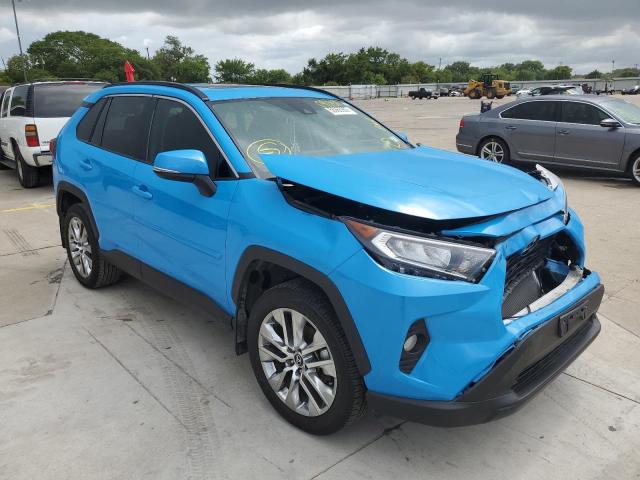 2T3C1RFVXLW090811 - 2020 TOYOTA RAV4 XLE P BLUE photo 1