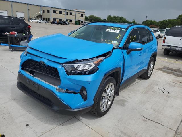 2T3C1RFVXLW090811 - 2020 TOYOTA RAV4 XLE P BLUE photo 2