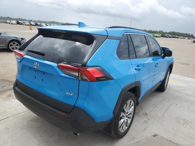 2T3C1RFVXLW090811 - 2020 TOYOTA RAV4 XLE P BLUE photo 4