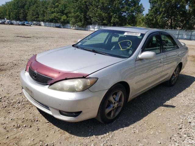 4T1BA32K75U061122 - 2005 TOYOTA CAMRY SE SILVER photo 2