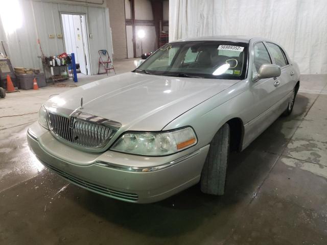 1LNHM82W27Y627068 - 2007 LINCOLN TOWN CAR S SILVER photo 2