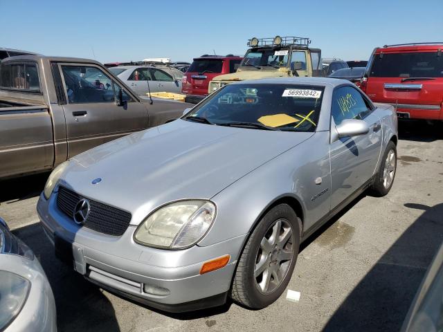 WDBKK47F7WF060561 - 1998 MERCEDES-BENZ SLK 230 KO SILVER photo 2