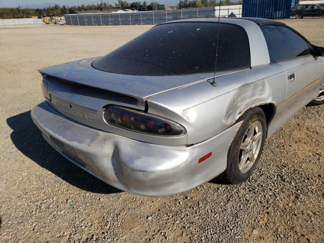 2G1FP22K9V2101620 - 1997 CHEVROLET CAMARO BAS SILVER photo 9