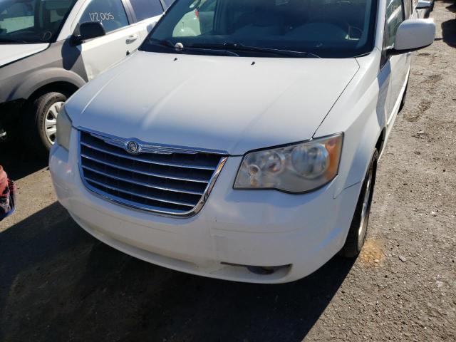 2A8HR54P98R696932 - 2008 CHRYSLER TOWN AND C WHITE photo 9