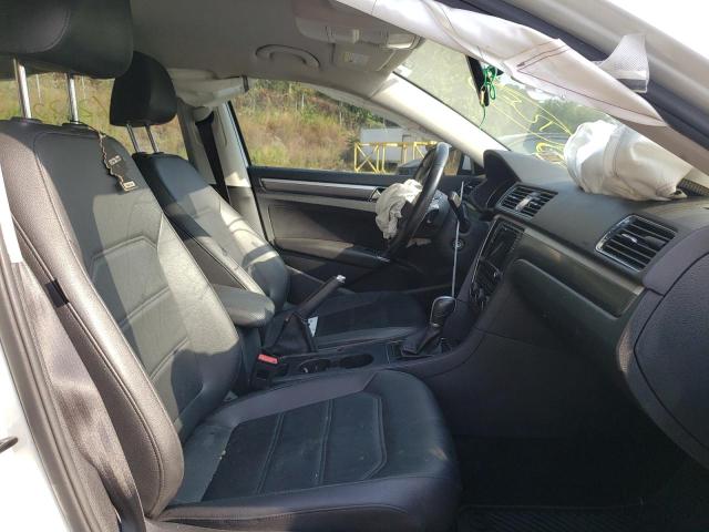 1VWDT7A34HC058257 - 2017 VOLKSWAGEN PASSAT R-L WHITE photo 5