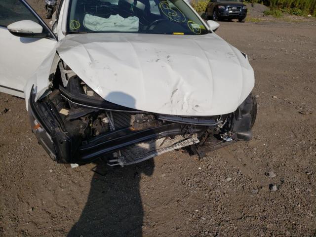 1VWDT7A34HC058257 - 2017 VOLKSWAGEN PASSAT R-L WHITE photo 9