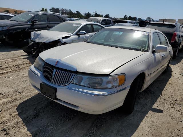 1LNHM82W1XY650373 - 1999 LINCOLN TOWN CAR S WHITE photo 2