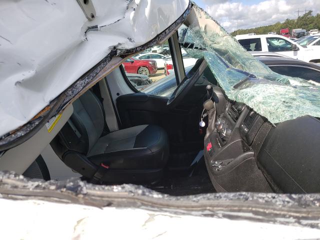 3C6TRVAG0JE109702 - 2018 RAM PROMASTER WHITE photo 5