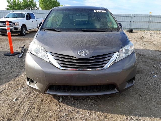 5TDKZ3DC7HS828673 - 2017 TOYOTA SIENNA LE GRAY photo 9