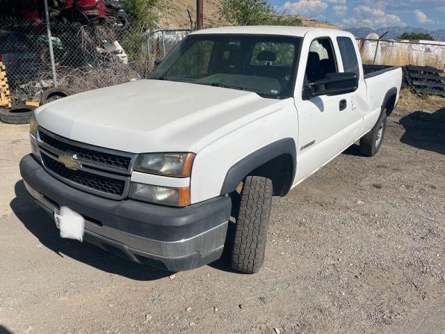 1GCHC29U85E265224 - 2005 CHEVROLET SILVERADO WHITE photo 2