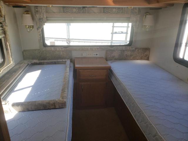 5B4LP57G813329267 - 2001 AIRS LAND YACHT WHITE photo 9