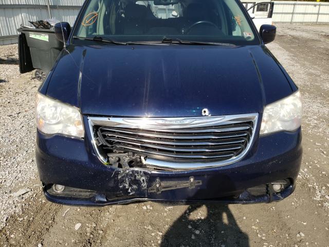 2C4RC1BG1DR667976 - 2013 CHRYSLER TOWN & COU BLUE photo 7