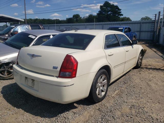 2C3KA53G07H812890 - 2007 CHRYSLER 300 TOURIN WHITE photo 4