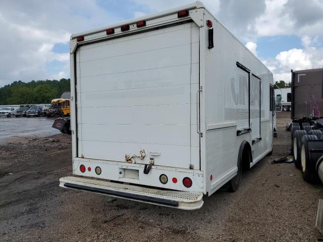 4UZAANCP24CM43385 - 2004 FREIGHTLINER CHASSIS M WHITE photo 4