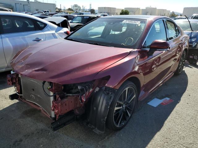 4T1B61HK9JU672129 - 2018 TOYOTA CAMRY XSE BURGUNDY photo 2