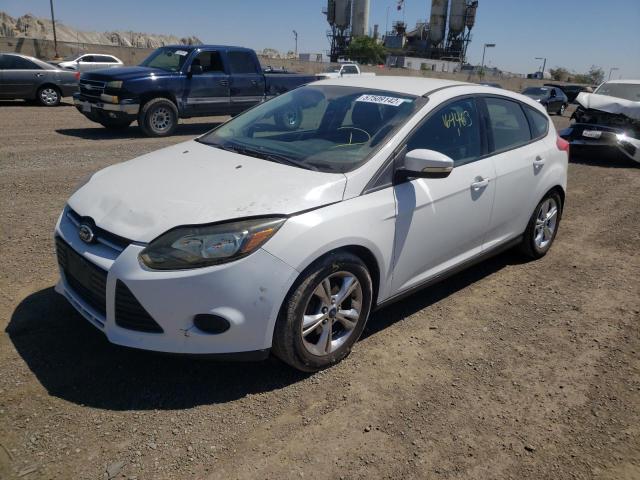 1FADP3K2XDL245704 - 2013 FORD FOCUS SE WHITE photo 2